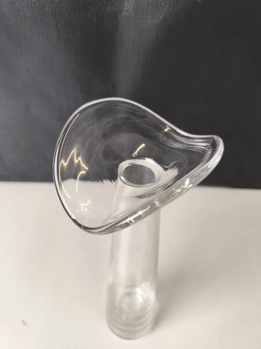 Kerzenhalter aus Glas mit geschwungenem, organischem Design – Bild 3