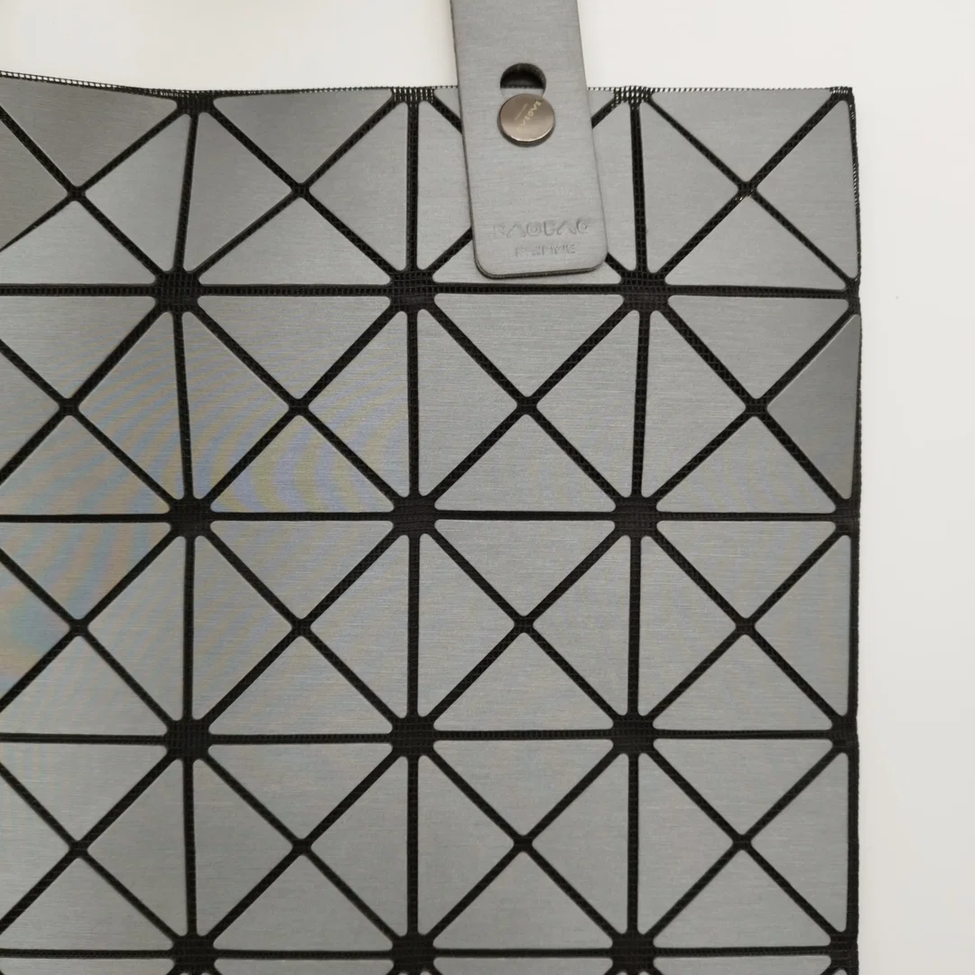 BAO BAO Issey Miyake "Lucent" Shopper/ Tote Bag | Silber Metallic | Neuwertig – Bild 3