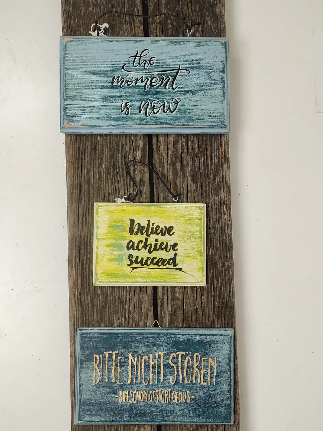 Handgefertigte Upcycling-Holzschilder mit inspirierenden Sprüchen - Bild 1