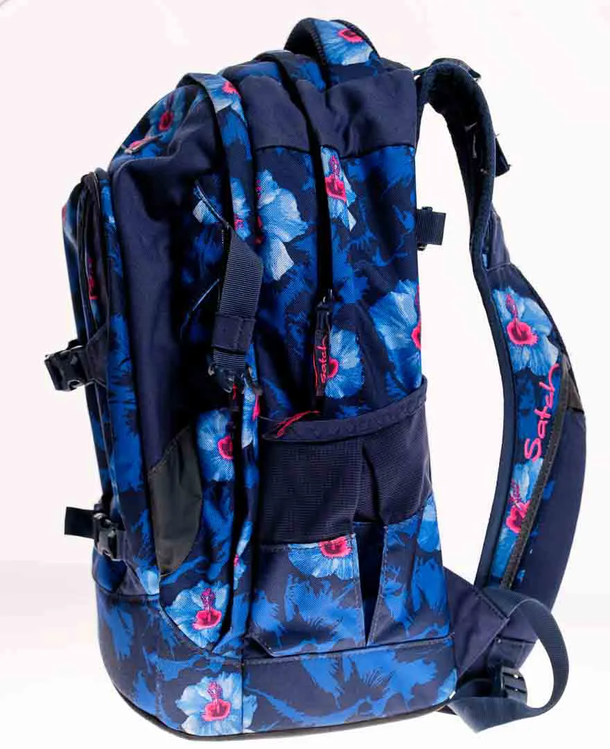 Satch Schulrucksack – Blau mit Hibiskus-Muster – ergonomisch & geräumig – Bild 2