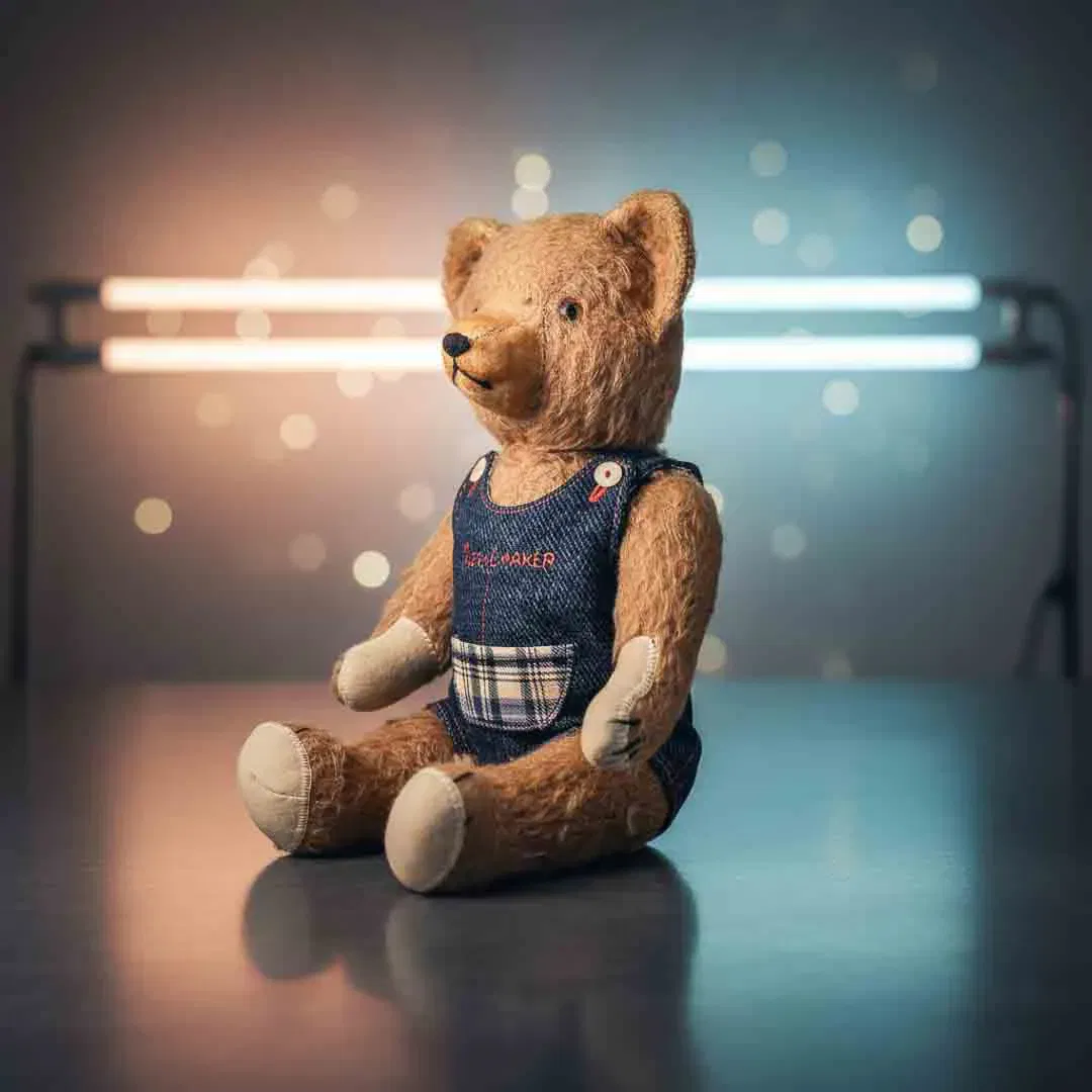 Vintage Teddybär 35cm mit Jeans-Latzhose Bestickung MONEYMAKER Beige - Bild 1