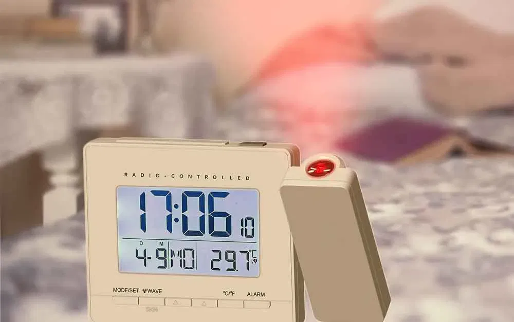 KRONTALER Funkgesteuerte Projektionsuhr mit Weckerfunktion, Weiß - Bild 4