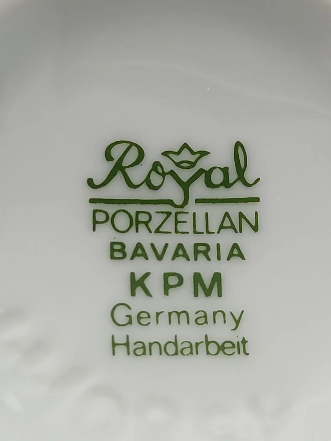 Vase von Royal Porzellan Bavaria mit Blumendekor und Goldrand  – Bild 9