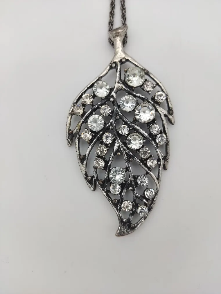 Halskette in Blattform mit Glitzersteinchen und Steinen Gr.75 cm  – Bild 3