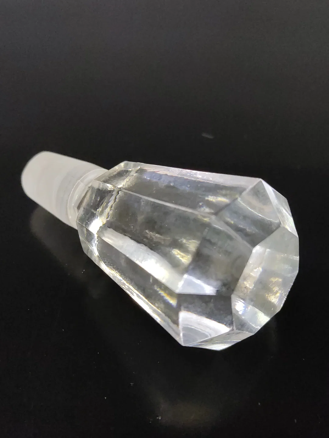 Kleiner Vintage Flakon, facettiertes Glas mit Glasstöpsel – Bild 6