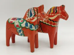 Handgearbeitete Holzpferde aus Schweden - Bild 1