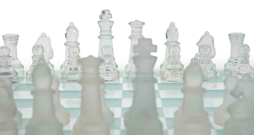 Schachbrett und Schachfiguren aus Glas in weiß – Bild 3