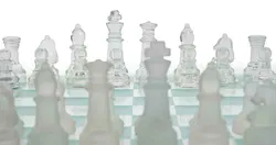 Schachbrett und Schachfiguren aus Glas in weiß - Bild 3