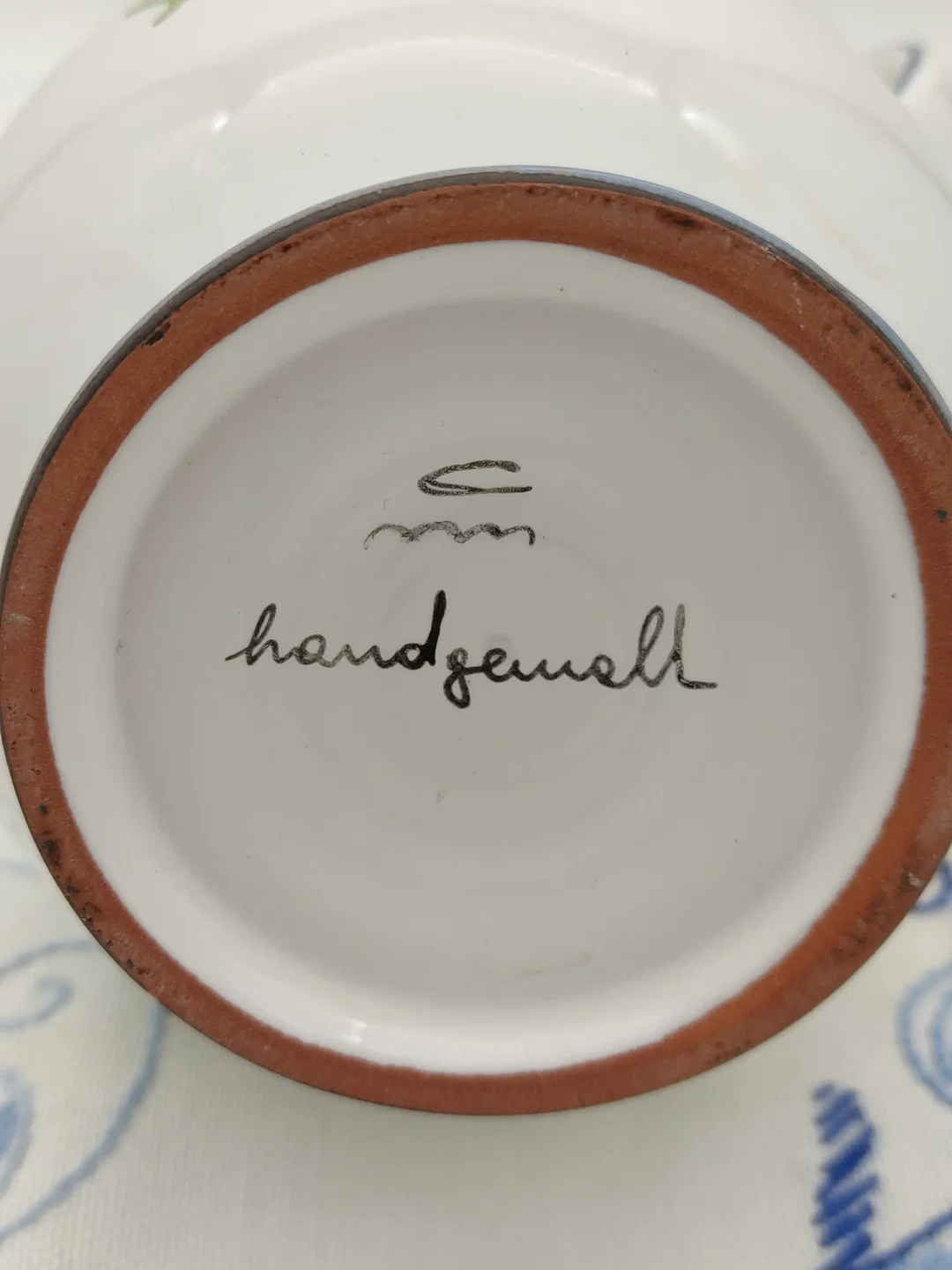 Fayence-Birnkrug mit detailreicher Vogel- und Astmalerei, handgemalt mit Zinndeckel – Bild 7