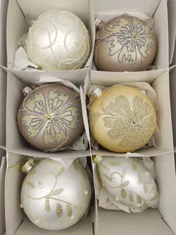 6 Stk. große Glas-Christbaumkugeln mit edler Verzierung - Bild 1