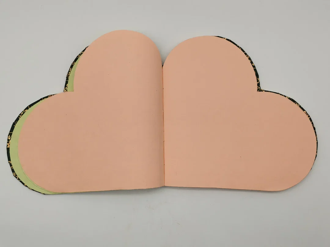 Herzförmiges Buch, handgeschöpftes Papier ZUKI Hardcover | Geschenkidee – Bild 2