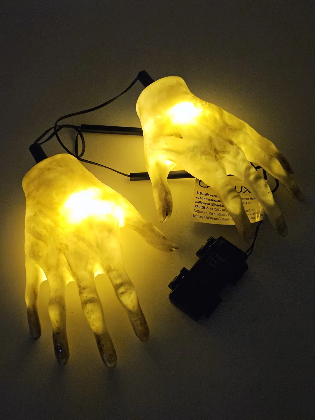 LED-Deko für Halloween Set #2 "Totenkopf und Zombiehände" – Bild 4