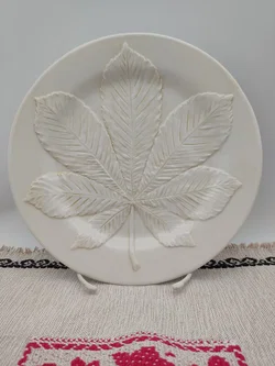 Krömer Porzellan-Dekoteller in Creme | Kastanienblatt-Relief