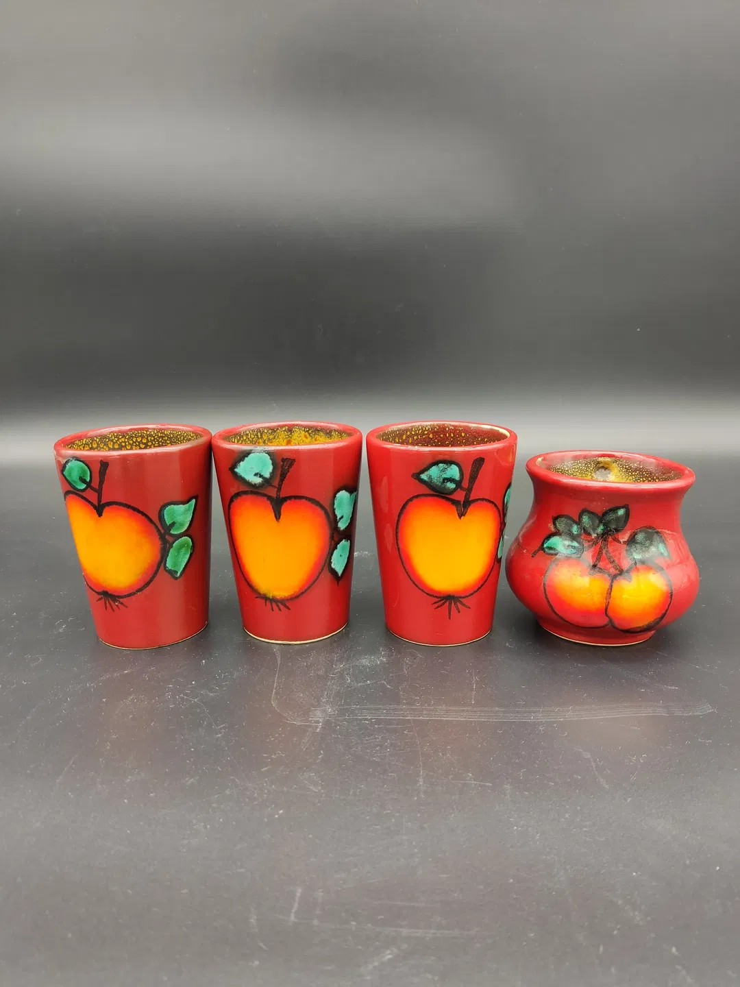 3 Becher & 1 Krug von Gmundner Porzellan mit Apfelmotiv - Bild 1