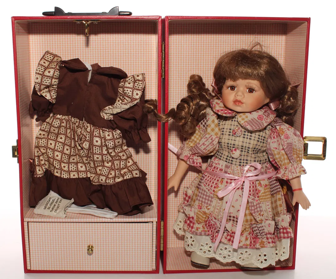 Porzellanpuppe im roten Koffer – ca. 33 cm, mit Wechselkleid & Zubehör - Bild 4