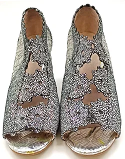 Laura Vita France Damen Peeptoes Pumps Blumendetails  silver/schwarz – Vorschau 2