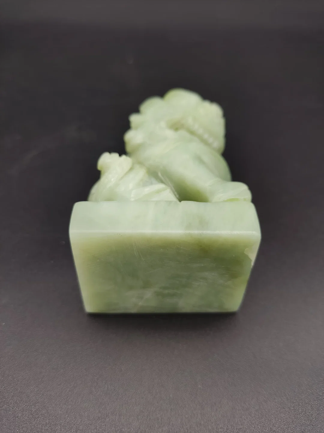 Chinesische Wächterlöwen-Figur aus Jade – Bild 6