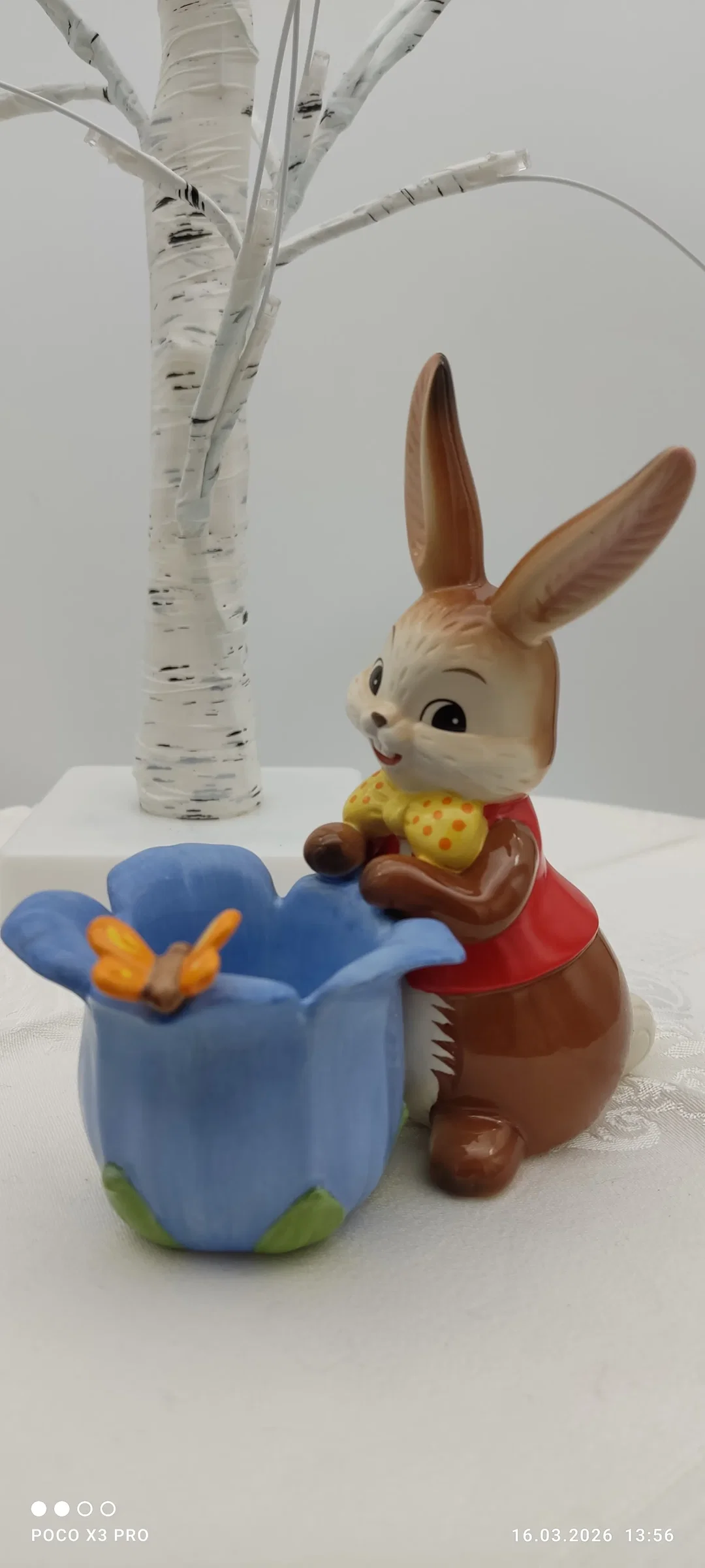 Goebel Porzellan-Hase Mit Glockenblume | Ostern-Sammlerstück  - Bild 4