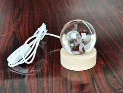 3D Kristallkugel mit LED – USB Dekoleuchte – Motiv: Person mit Regenschirm & Rose - Bild 3