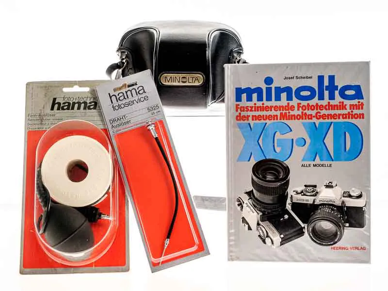 Minolta XG-2 Spiegelreflexkamera mit Objektiv 1:2/45 mm und diversem Zubehör – Bild 2