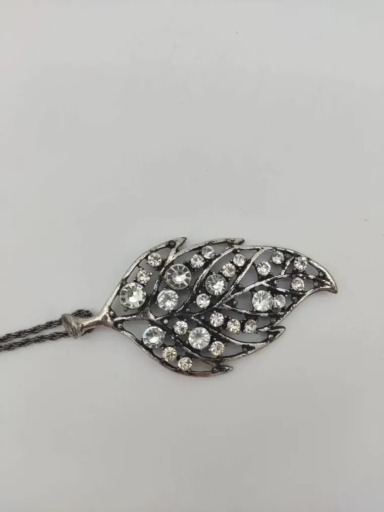 Halskette in Blattform mit Glitzersteinchen und Steinen 75 cm  - Bild 4