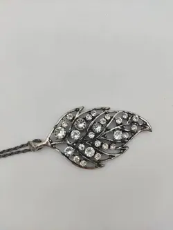 Halskette in Blattform mit Glitzersteinchen und Steinen 75 cm  - Bild 1