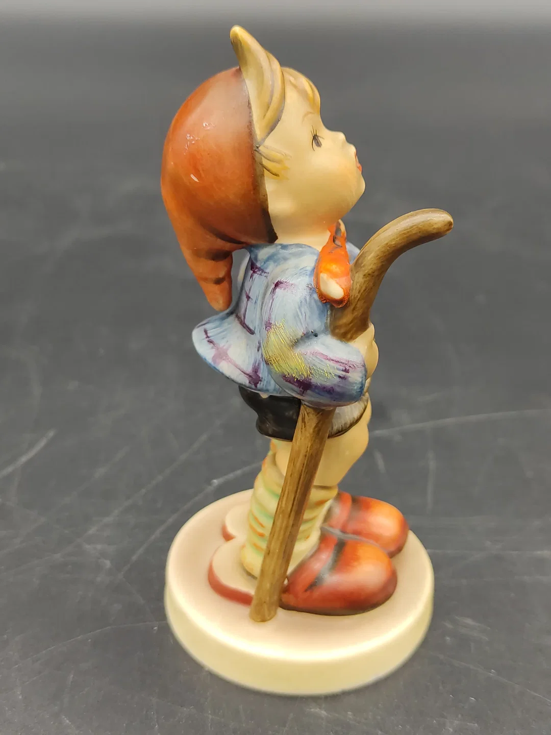 Goebel Porzellan-Figur "Kleiner Wanderer" aus den 1940er Jahren – Bild 3