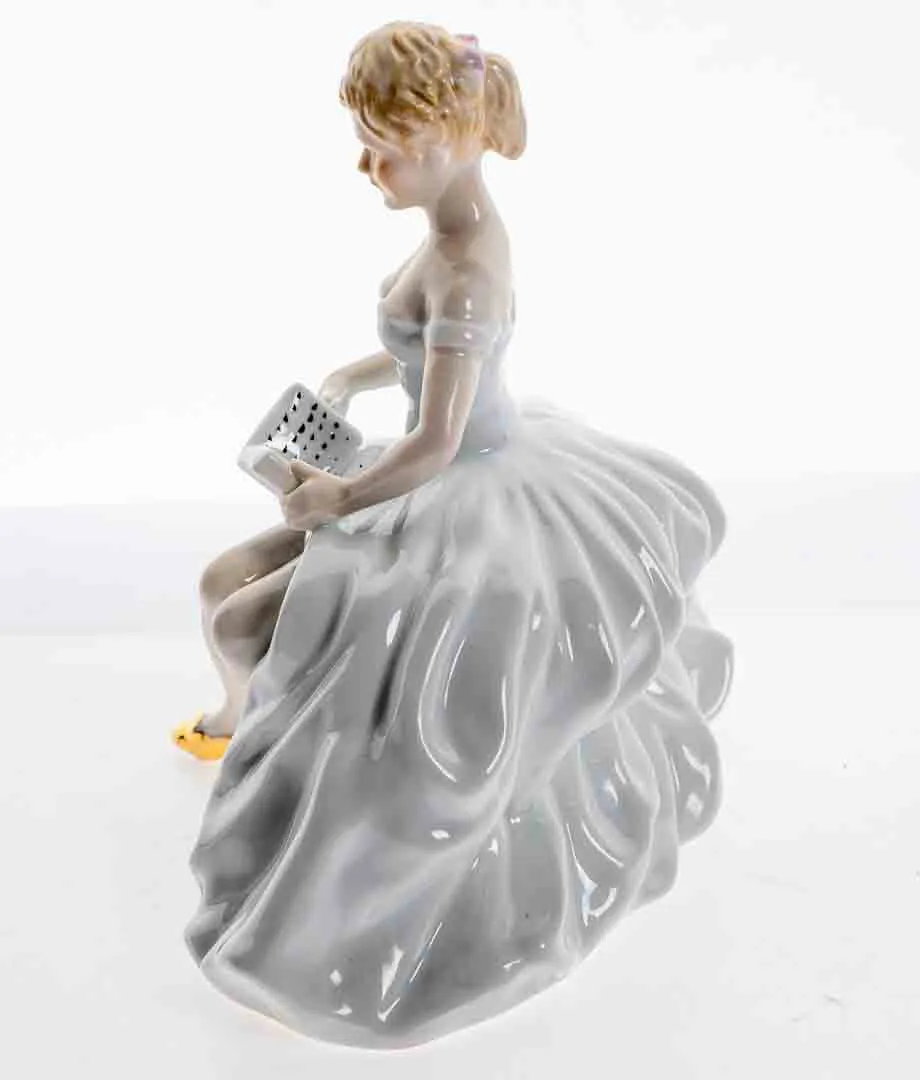 Vintage NEUENDORFER ZIERPORZELLAN Art Déco Porzellanfigur "Frau mit Buch" (1930er) – Bild 3