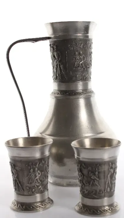 Antikes Zinn-Krug-Set mit 2 Bechern – Reliefdekor, ca. 1970er Jahre - Bild 1