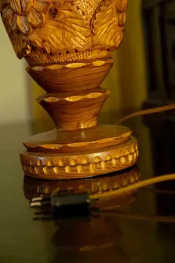 Holzlampe mit Stoffschirm, Schnitzereien, H 72 cm, Vintage - Bild 4