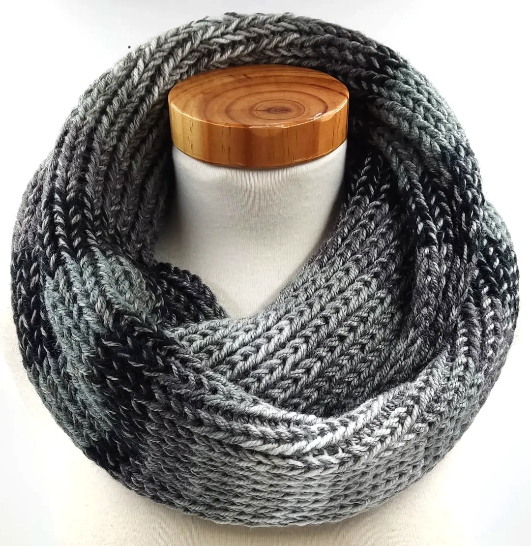 Handgestrickter Loop Schal – Bild 1
