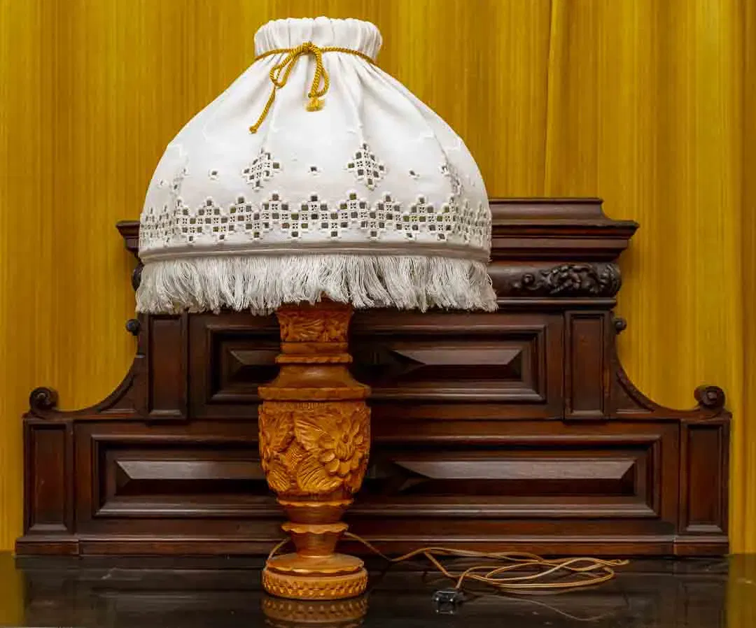 Holzlampe mit Stoffschirm, Schnitzereien, H 72 cm, Vintage - Bild 4