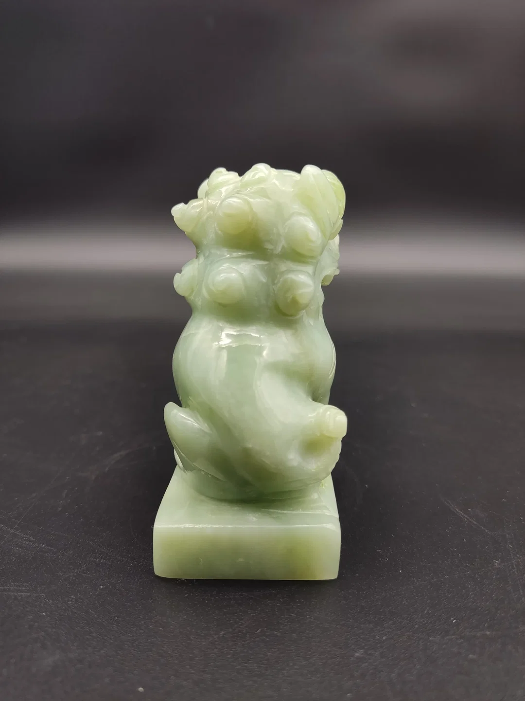 Chinesische Wächterlöwen-Figur aus Jade – Bild 2