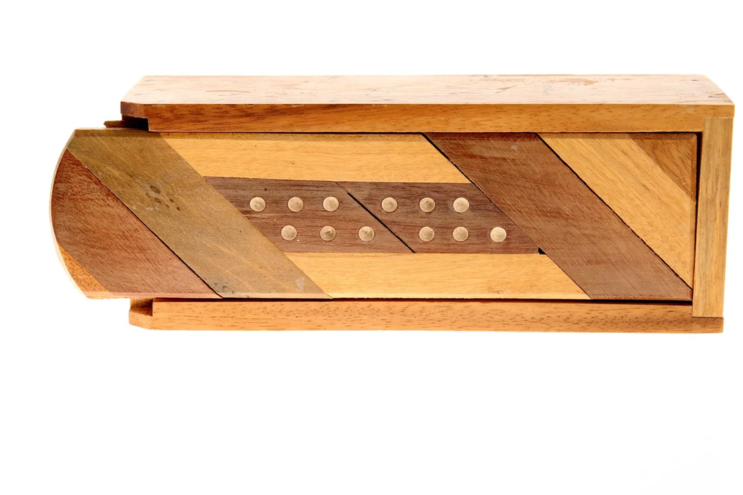 Holz-Domino Spiel – klassisches Dominospiel in Holzkiste – Bild 2