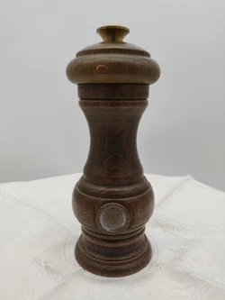 Zassenhaus Holz-Pfeffermühlen, Metall-Emblem | Küchen-Erbstück mit Patina