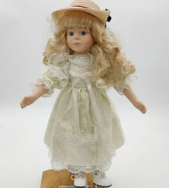 Hübsche Porzellanpuppe mit entzückendem Spitzenkleid und Strohhut - Bild 1