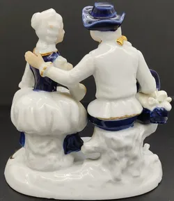 CDC Porzellan/Keramikfigur sitzendes romantisches Paar weiß/blau mit Goldverzierung - Bild 4