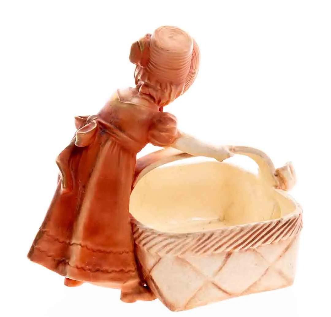 Keramikkisterl, Landfrau mit Korb, Höhe: 19 cm, Breite: 20,5 cm – Bild 3