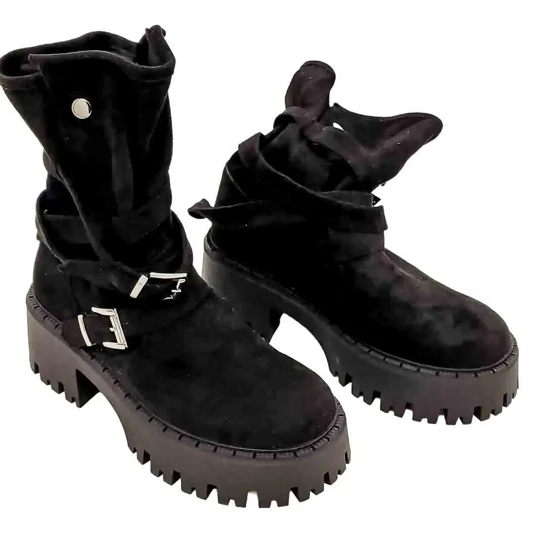 Schwarze Stiefel aus süßem Holz mit Trägern und kerbiger Sohle im Rock-Stil - Bild 4