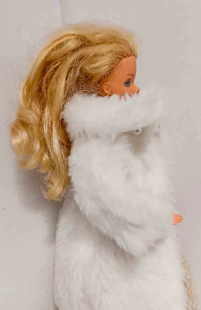 Vintage Barbie-Puppe mit weißem Pelzmantel und Spitzenkleid ca 30 cm – Bild 3