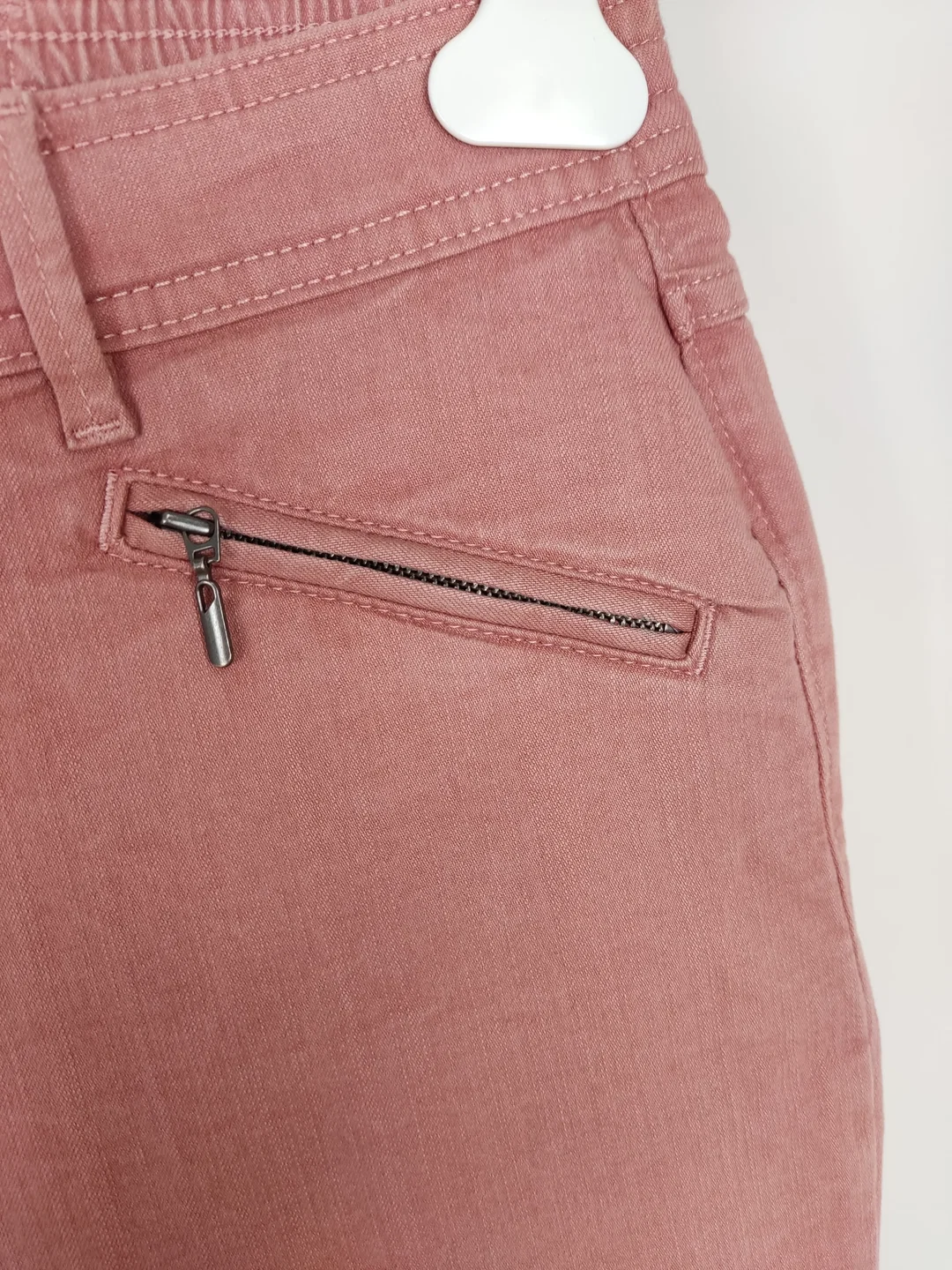 Jeans "Laura", lang mit Stretch und Gummizugeinsatz, altrosa mit Taschen mit Zipp, Größe 23 (EUR 48) – Bild 2