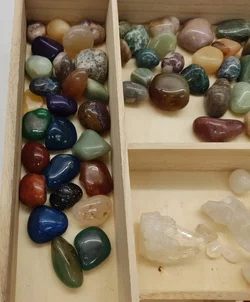 Setzkasten mit Halbedelsteinen, Steinen und 2 Fossilien – Vorschau 7