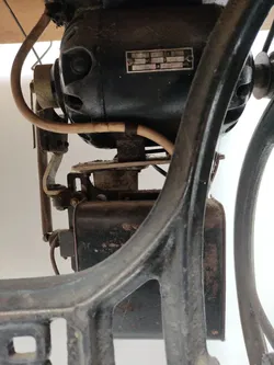 Antike Tisch-Nähmaschine mit Motor 