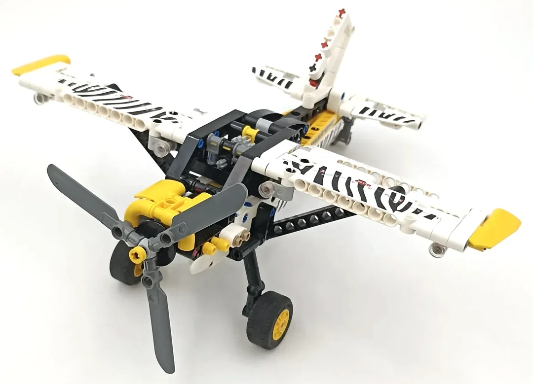 LEGO Technic Propellerflugzeug 42198 - Bild 1