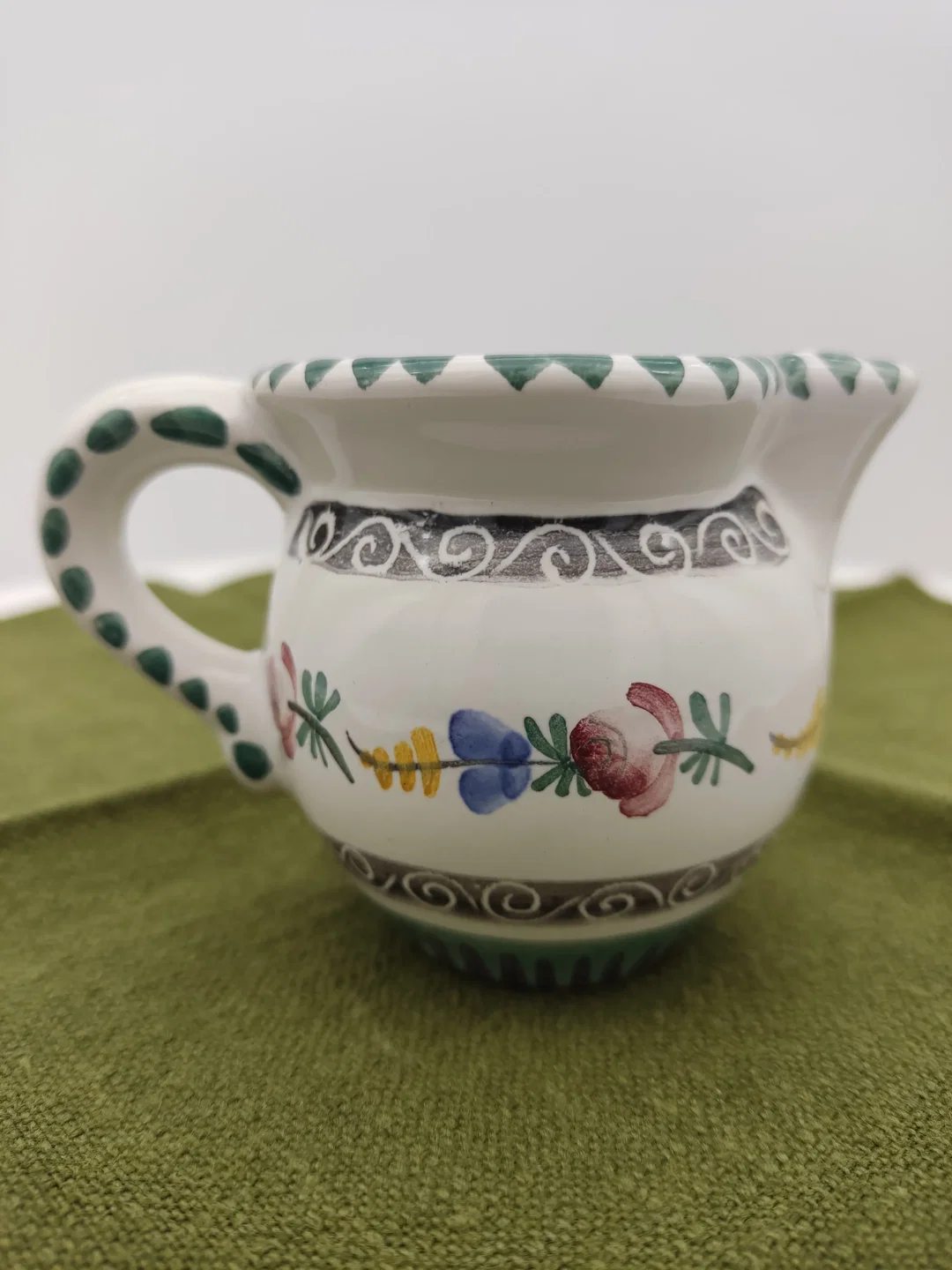 Gmundner Keramik Milchkanne Blumenmotiv | Landhaus-Charme – Bild 1