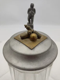 Antiker Glaskrug mit Keglerfigur und Kegel mit Kugel auf dem Zinndeckel, 0,5 Liter, ca 100 bis125 Jahre alt – Vorschau 5