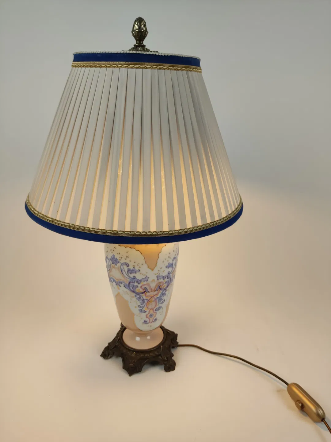 Tischlampe mit Porzellanfuß / Creme-Rose-Lila - Bild 1