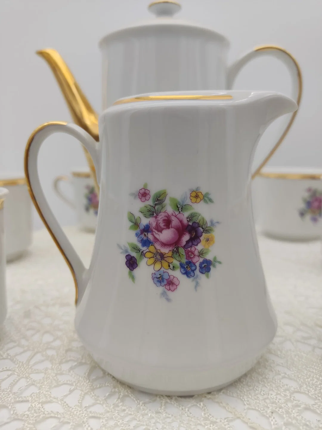  Porzellan-Teeservice mit Kanne & Milchkännchen, Goldrand | Vintage-Charme – Bild 14