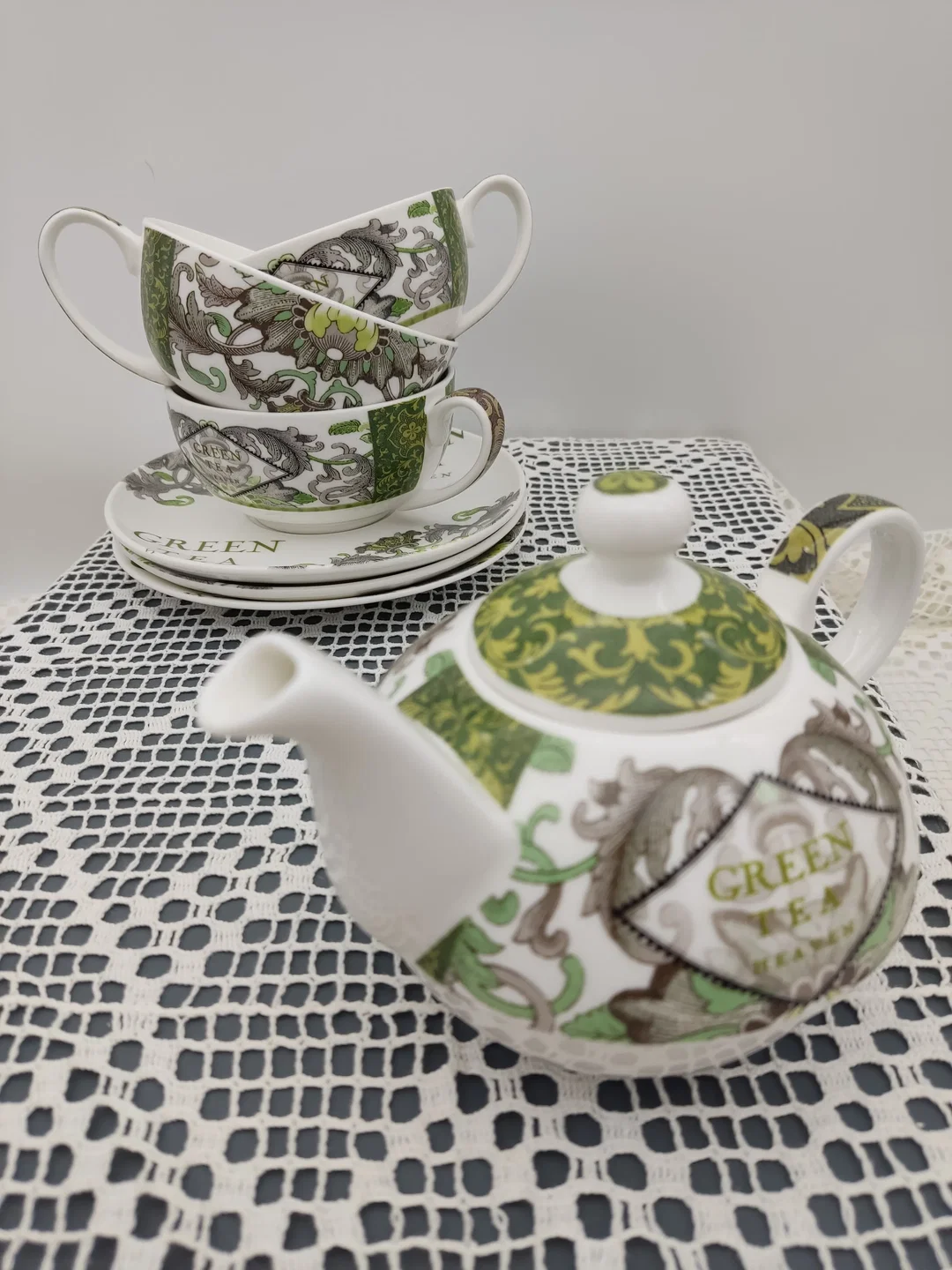 Porzellan 'Green Tee'-Set (Kanne, 3 Tassen mit Unterteller) von Paula Scaletta | Designer-Schatz – Bild 9