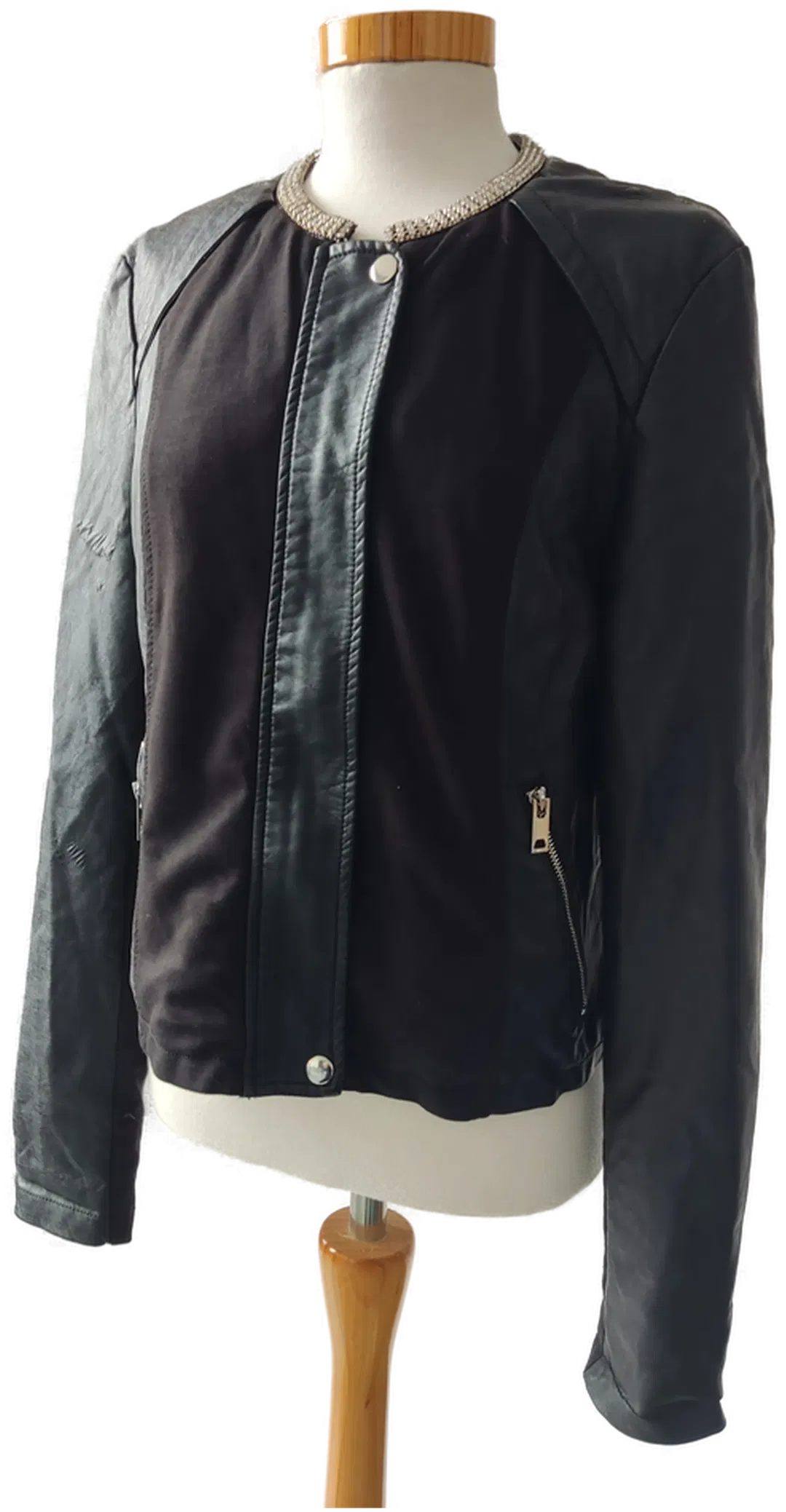 Laura Torelli Damen Kunstlederjacke mit Stoffeinsatz - schwarz mit Strasssteinen am Kragen - Gr.: 36 - Bild 1